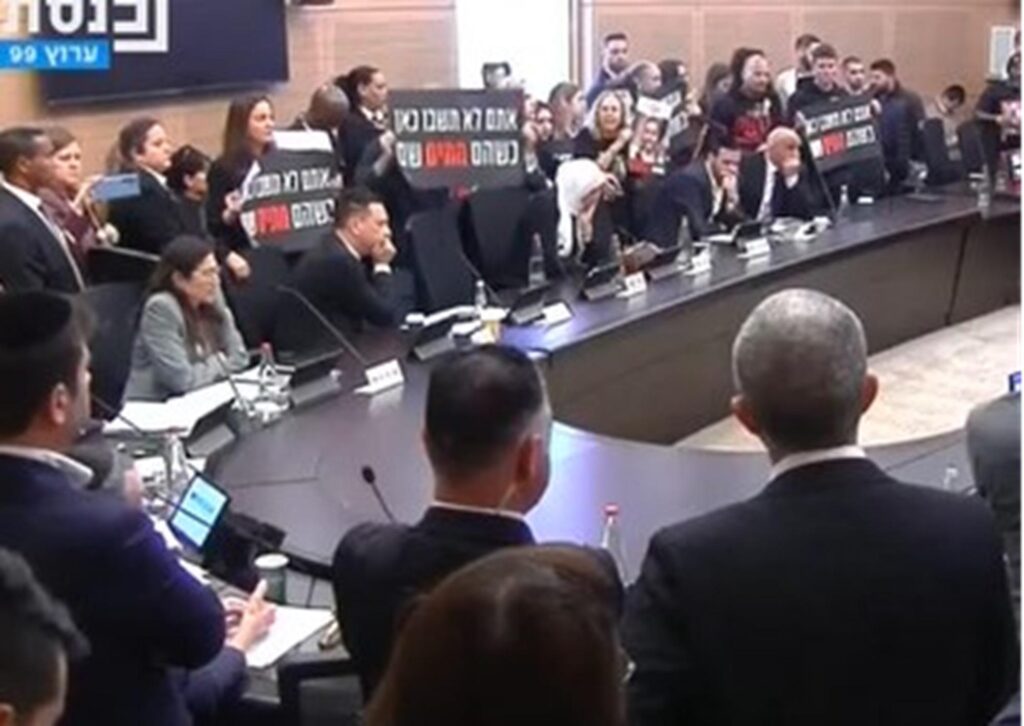 Israël, des familles d'otages prennent d'assaut la Knesset.  Netanyahou : « Nous avons une proposition »