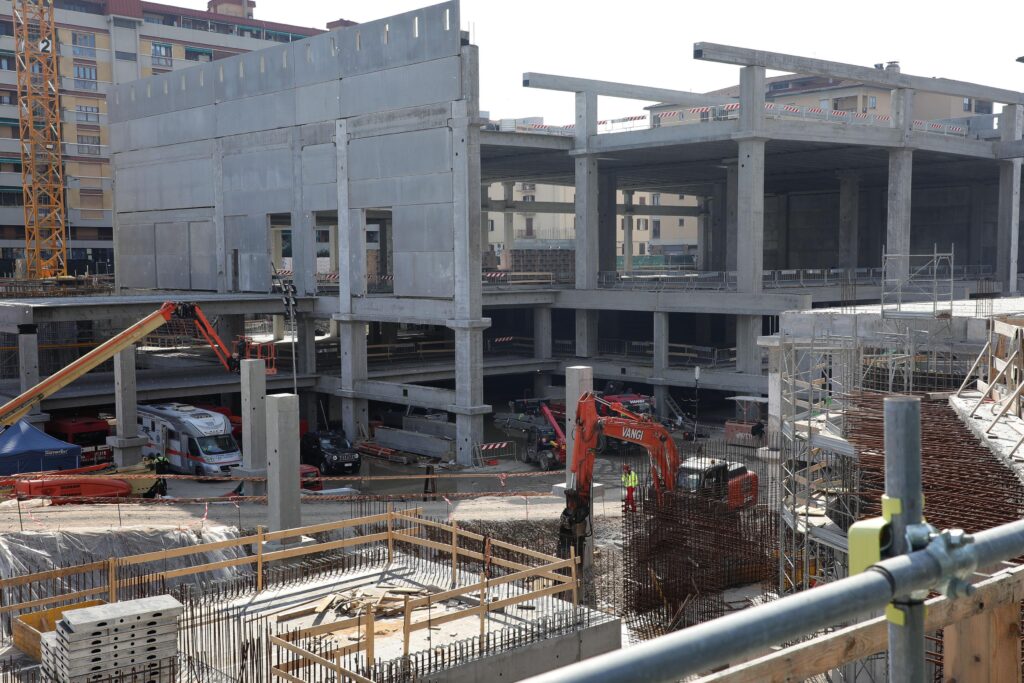 Effondrement de Florence, enquête : "Problèmes critiques et travailleurs irréguliers en Italie sur le chantier"