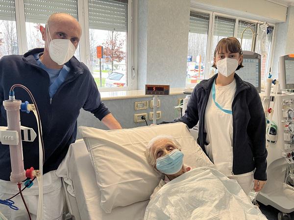 Elle vit avec 2 balles dans la jambe depuis 1940, après avoir été opérée à Mantoue à l'âge de 98 ans.