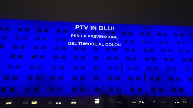 La polyclinique Tor Vergata devient bleue pour le mois de la prévention du cancer colorectal