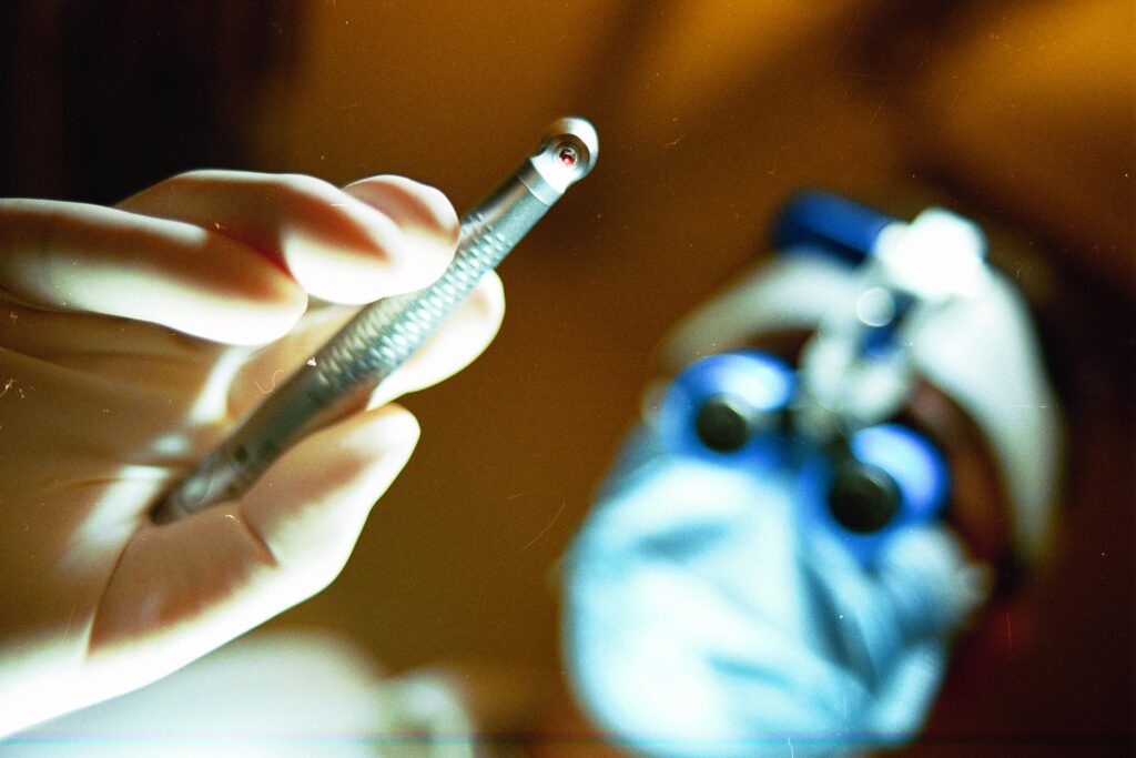 Le tourisme dentaire redémarre, 200 000 Italiens à l'étranger pour des prothèses et des implants