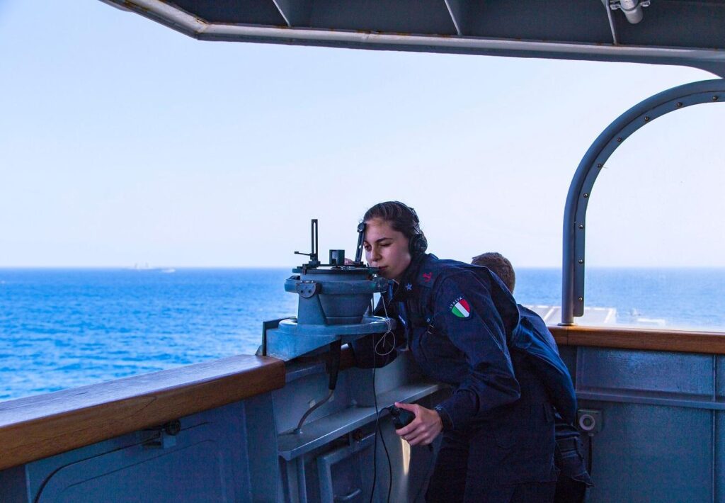 Les Houthis et le navire Duilio abat un drone dans la mer Rouge.  Crosetto : "Les attaques violent le droit international"