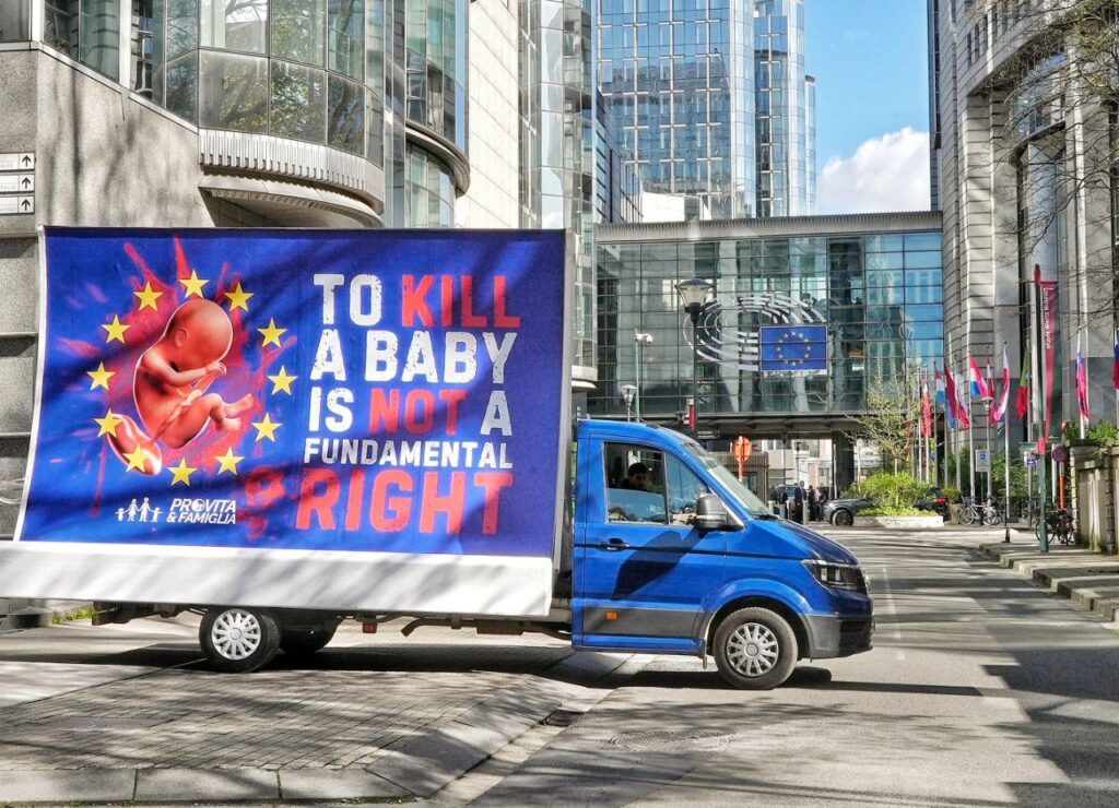 Campagne Shock Pro Vita à Bruxelles contre l'avortement dans la Charte européenne des droits