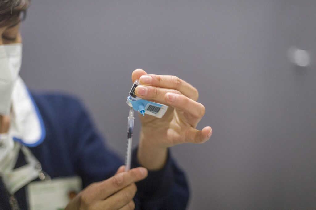 Cancer, premier vaccin personnalisé contre le mélanome pour les patients britanniques : début des tests