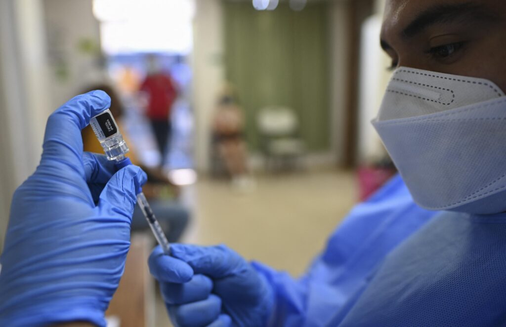 Covid, de l'OMS aux « grandes sociétés pharmaceutiques » : les experts mettent à l'essai des choix en matière de confinement et de vaccins