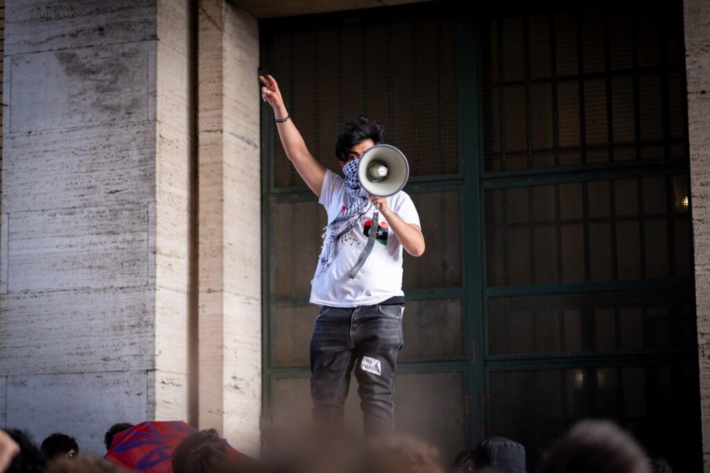 Des affrontements à Sapienza, pas seulement entre étudiants : des anarchistes et un Palestinien proche du Hamas ont également été impliqués dans l'attaque