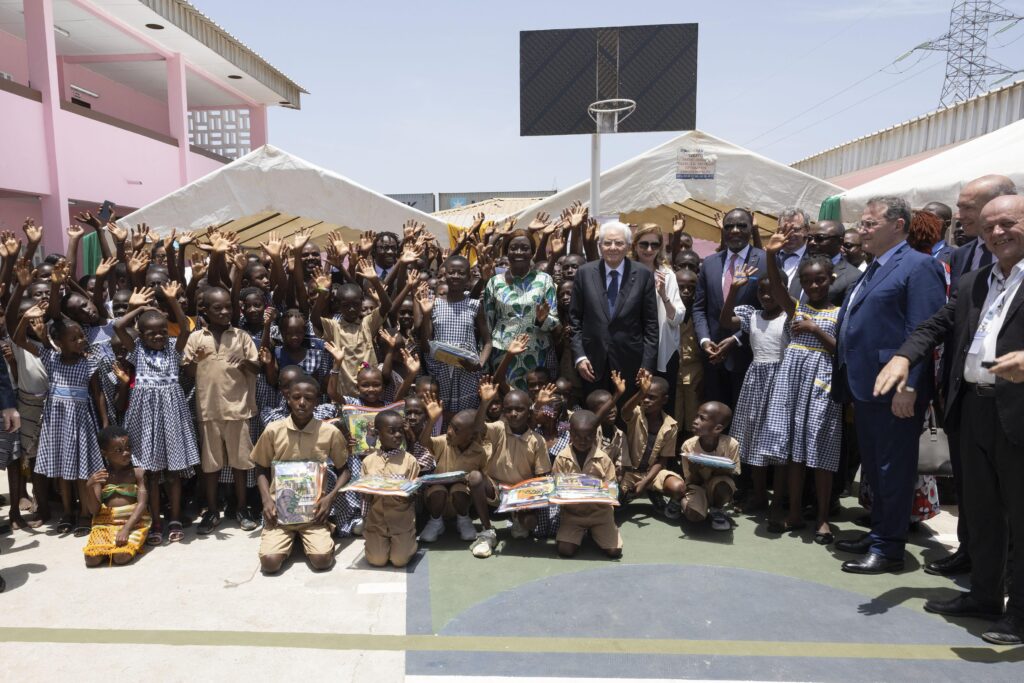 Eau, énergie et livres pour les écoles de Côte d'Ivoire. Le projet Eni-Petroci-Avsi