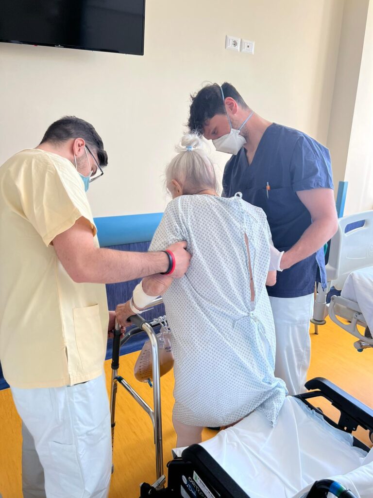 Maria, arthroplastie de la hanche à 101 ans : debout 36 heures après l'opération