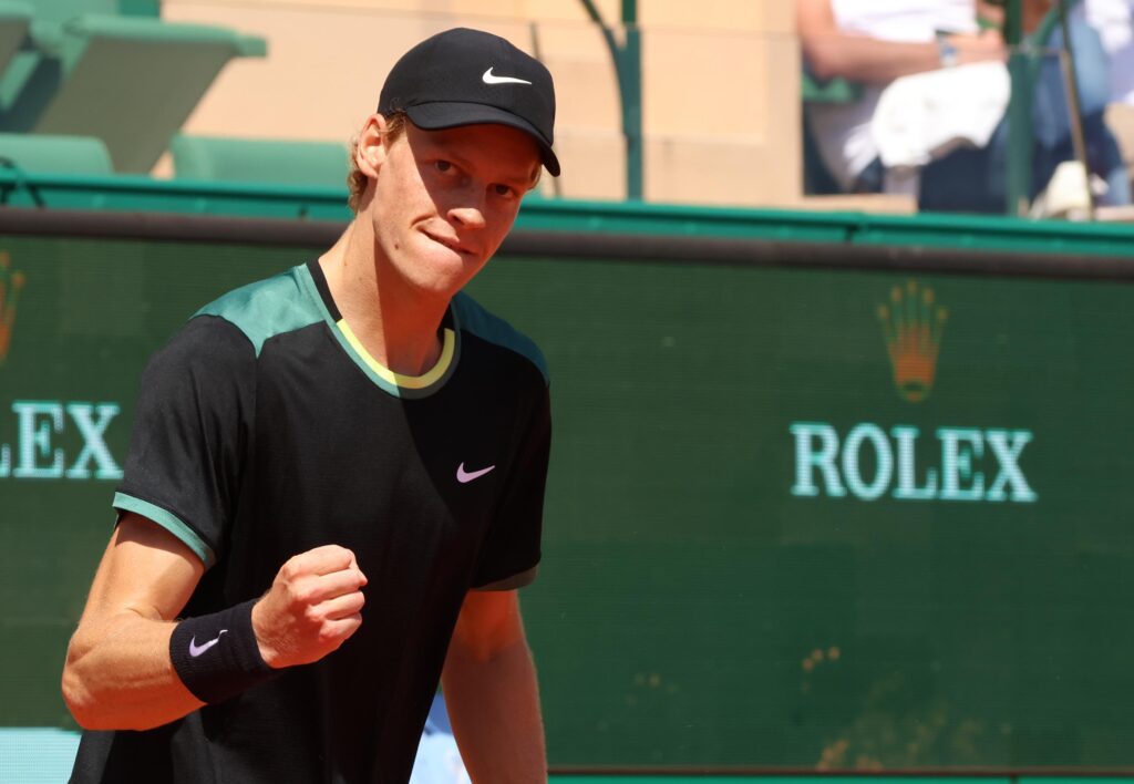 Sinner bat Rune en 3 sets et s'envole vers les demi-finales à Monte Carlo : il reste numéro 2 mondial