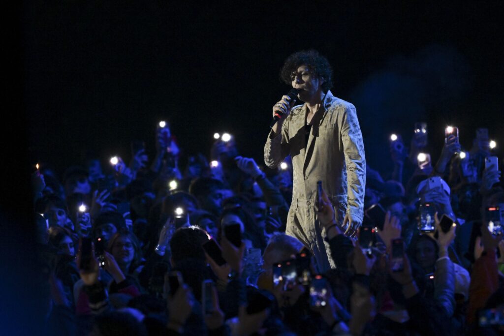 C'est « l'hypnose collective sur smartphone » lors des concerts, qu'est-ce que c'est et comment elle se manifeste