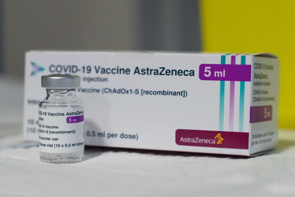 Covid, admission choc d’AstraZeneca : le vaccin peut provoquer des thromboses rares