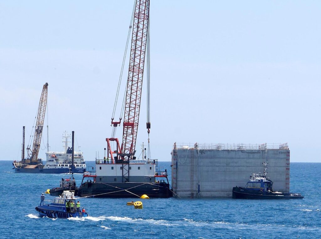 Gênes, Fincosit a terminé avec succès l'installation du premier caisson du brise-lames