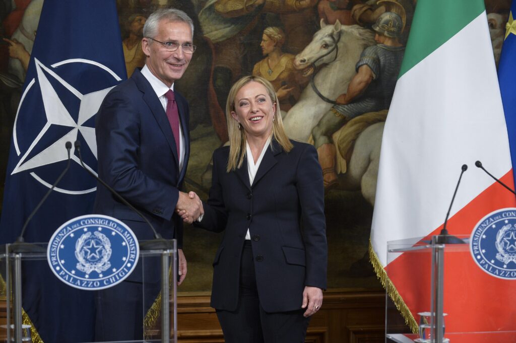 Italie-OTAN, Meloni voit Stoltenberg aujourd'hui : l'aide à l'Ukraine et la question des dépenses militaires sur la table