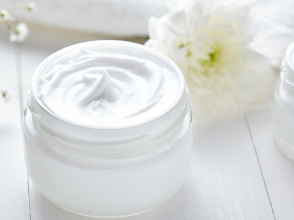Les dermatologues alertent sur l'abus de crèmes antibiotiques, plus de 278 millions de doses par an