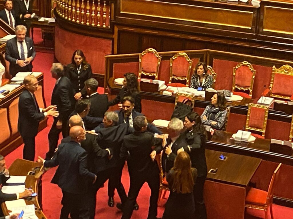 Premiership, bagarre au Sénat – Vidéo