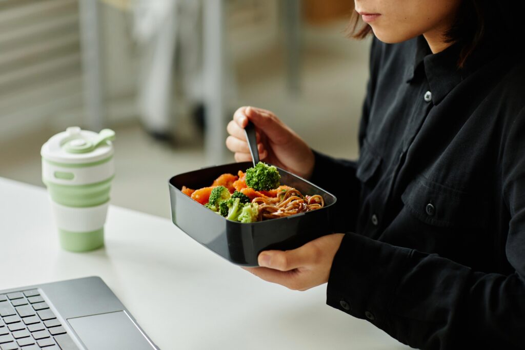 Risque de microplastiques provenant des supports alimentaires en plastique au micro-ondes