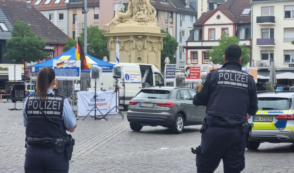 Allemagne, attaque au couteau à Mannheim. La police tire sur une femme armée à Cologne