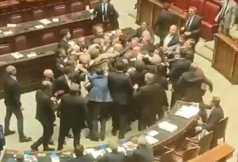 Autonomie, bagarre à la Chambre : bagarre à la Chambre, Donno (M5S) à l'infirmerie