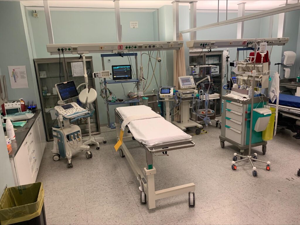 Extrêmement grave après une chute de 12 mètres, au San Carlo de Milan, 50 étaient sur le terrain pour le sauver
