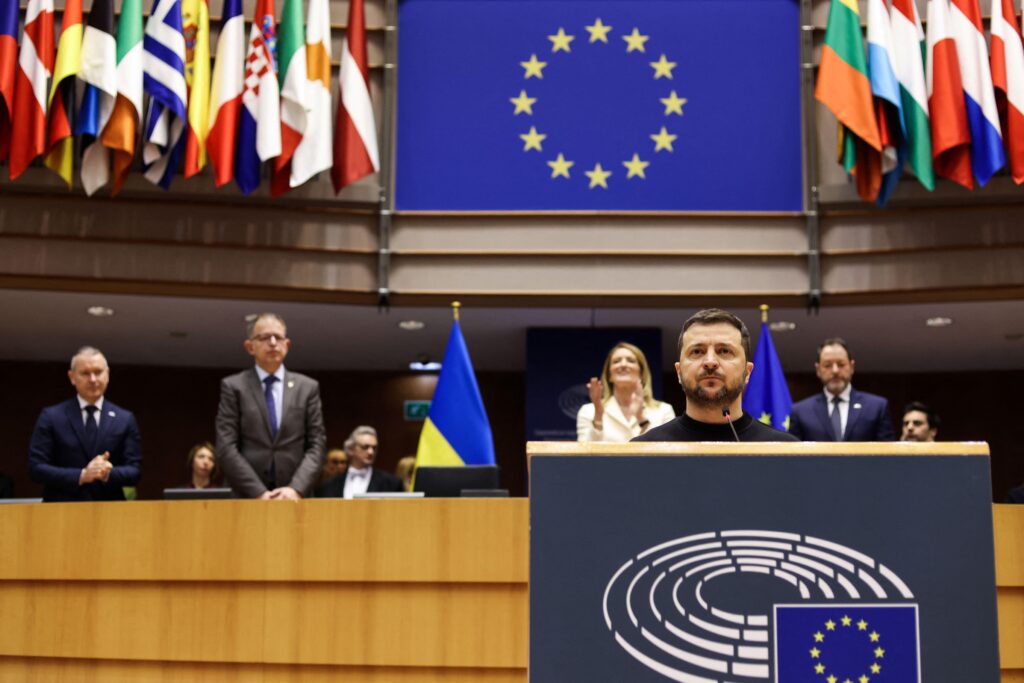 L'Ukraine et l'UE s'ouvrent aux négociations d'adhésion. Contacts américano-russes