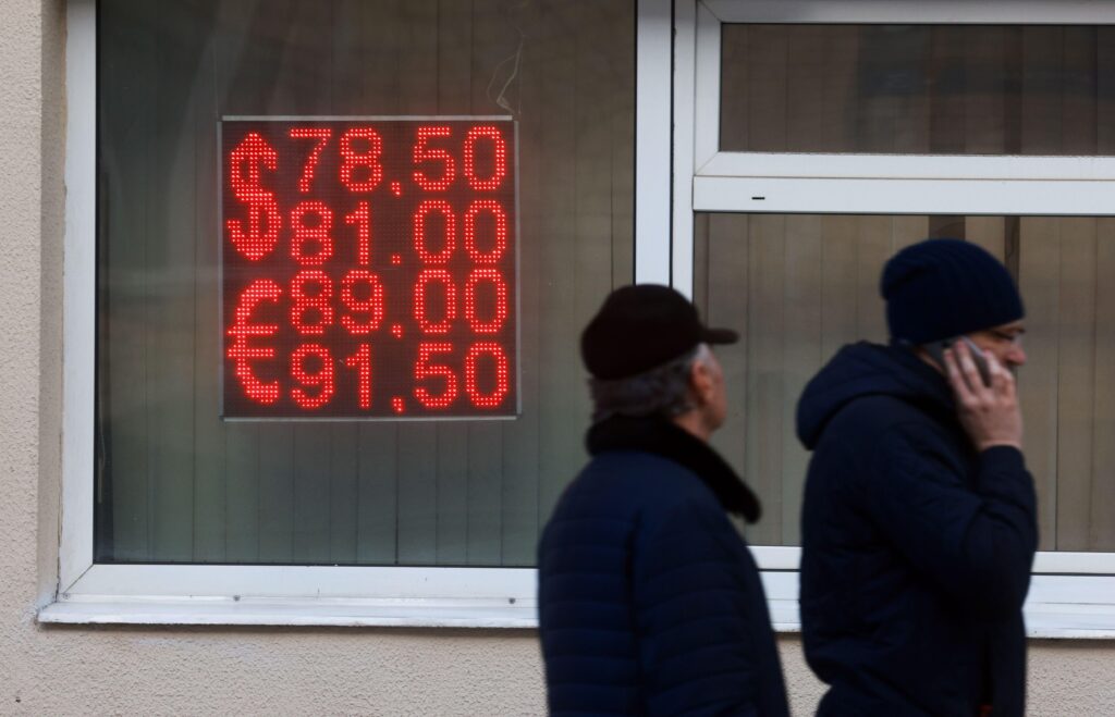 Russie, nouvelles sanctions américaines.  La Bourse de Moscou arrête les transactions en dollars