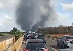 Brindisi, attaque contre un véhicule blindé : coups de feu et voitures en feu sur la route de Lecce, route nationale 613 fermée