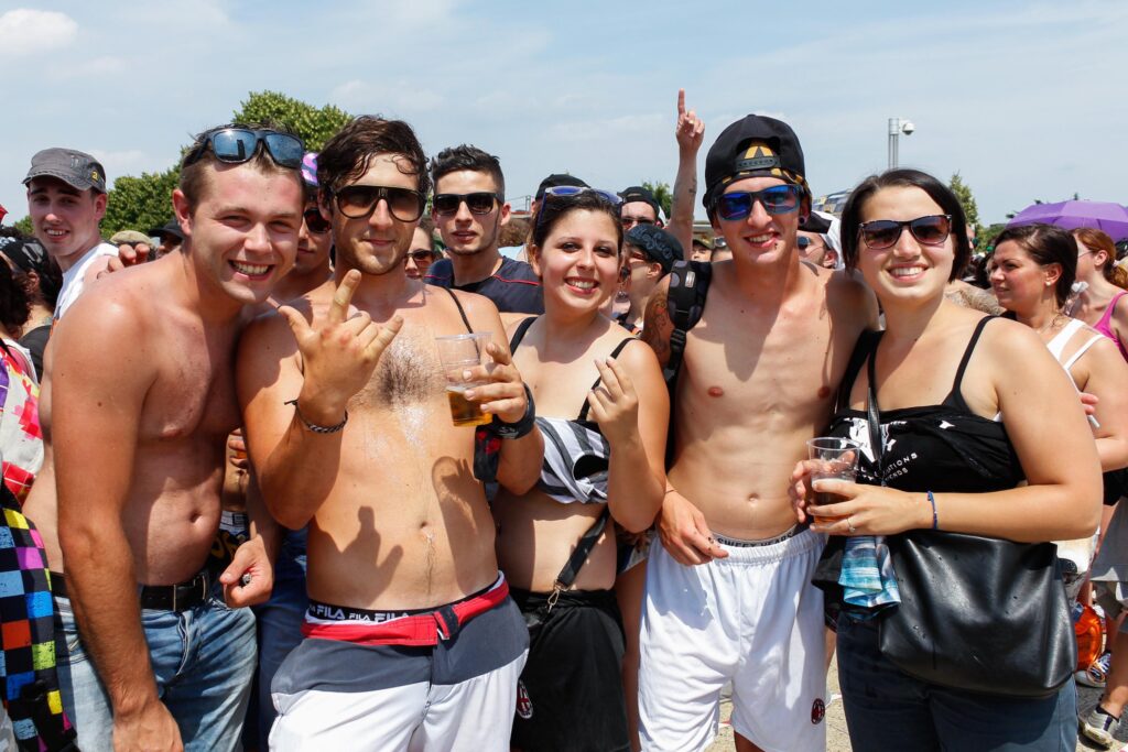 Concerts d'été, entre douches chaudes, moustiques et virus : voici comment survivre