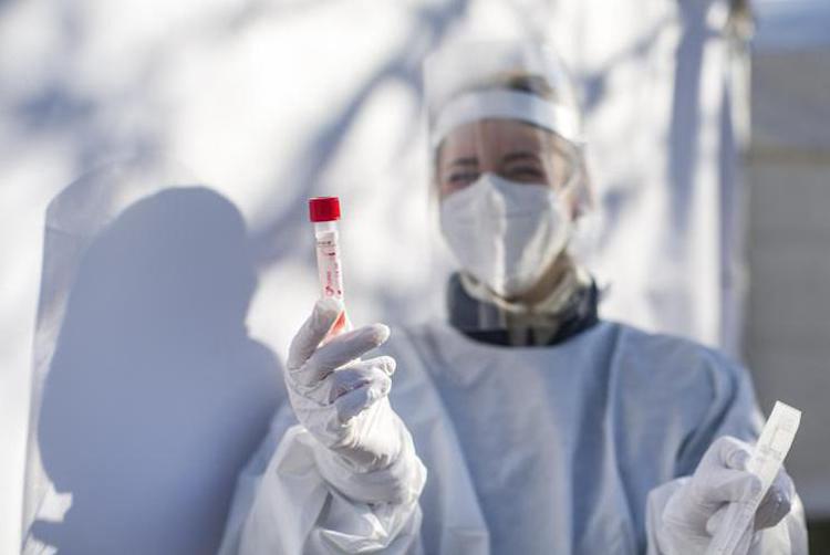Covid Italie, infections en hausse : voici pourquoi, nouveaux symptômes de variantes