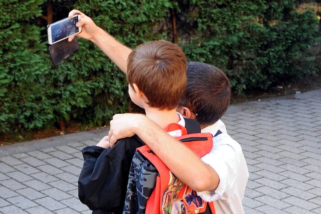 École, Valditara : « A partir de l'année prochaine, arrêt total des téléphones portables, le journal des devoirs est de retour »