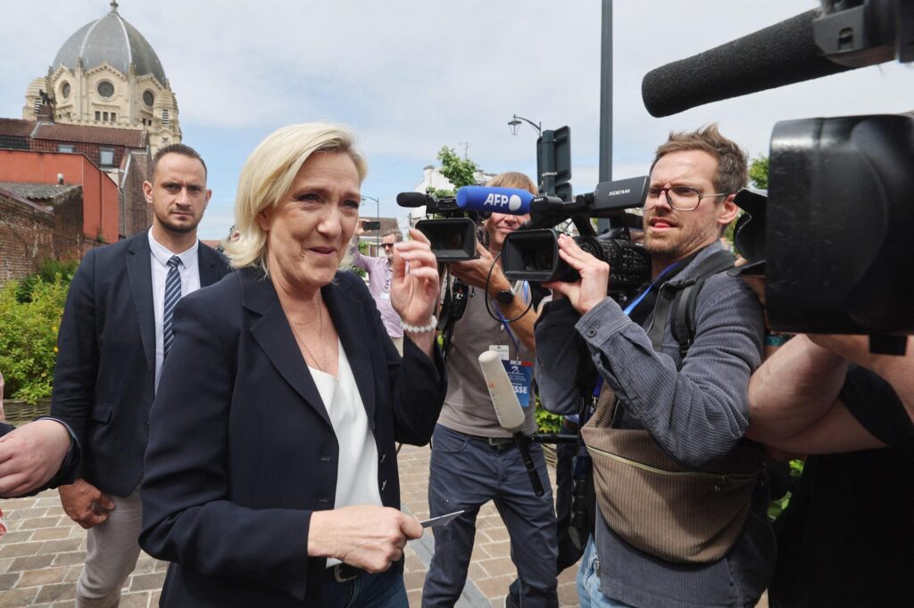 En France, Le Pen accuse Macron de "coup d'État administratif contre la volonté des électeurs". L'Elysée : "Il faut du sang froid"
