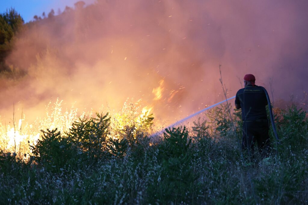 Incendie à Matera, deux pompiers morts : ils sont tombés d'une falaise
