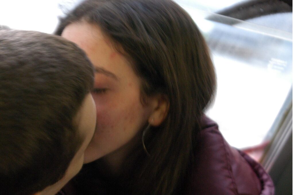 La journée du baiser, interdite pendant la pandémie et aujourd'hui la science la réhabilite
