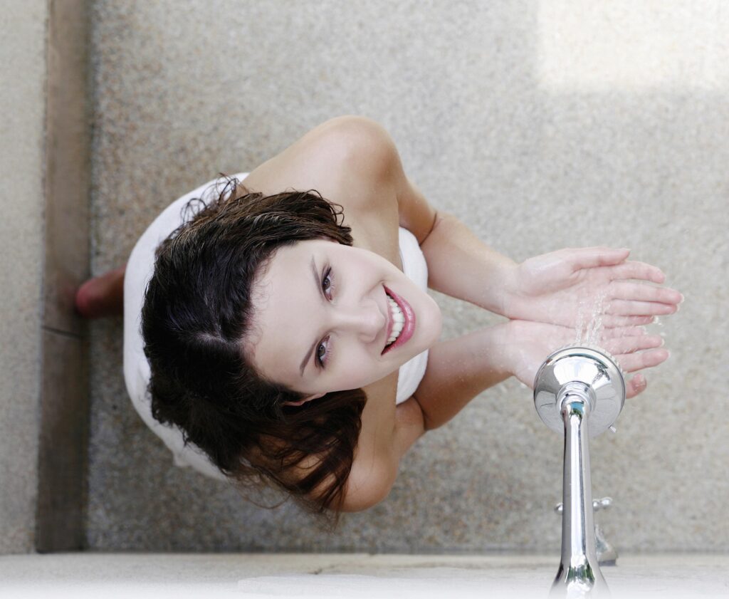 Le dilemme de la douche quand il fait très chaud : froide ou chaude ? Voici la réponse