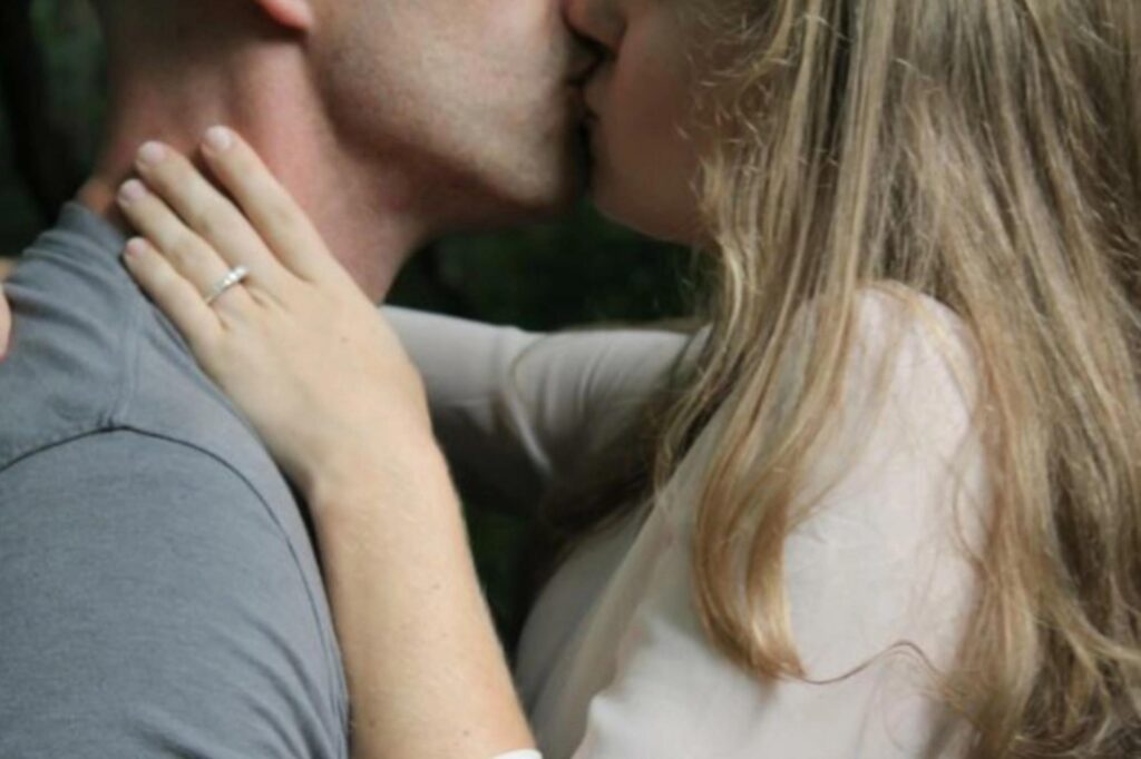 Maladie du baiser, virologue : "80% des adultes ont été en contact avec des virus"