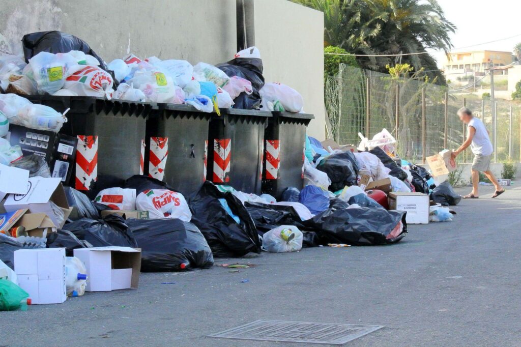 Paradis chaud et sale pour les cafards, maîtres des villes les nuits d'été