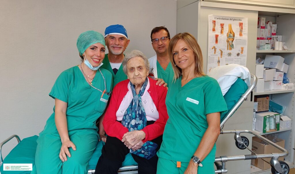 Personne âgée, à 106 ans, opérée d'un stimulateur cardiaque et du fémur dans quelques mois, "il va bien"