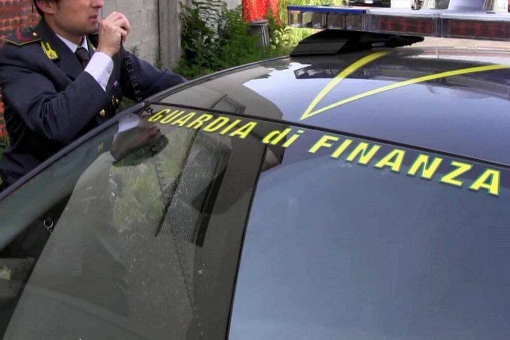 Sacs de créateurs et billets pour La Scala, le général des carabiniers Liporace arrêté pour corruption