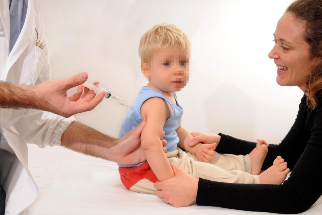 Vaccins des enfants, plus de vaccinations obligatoires ? Borghi (Lega) présente un amendement : "Il devrait y avoir la liberté de choix"