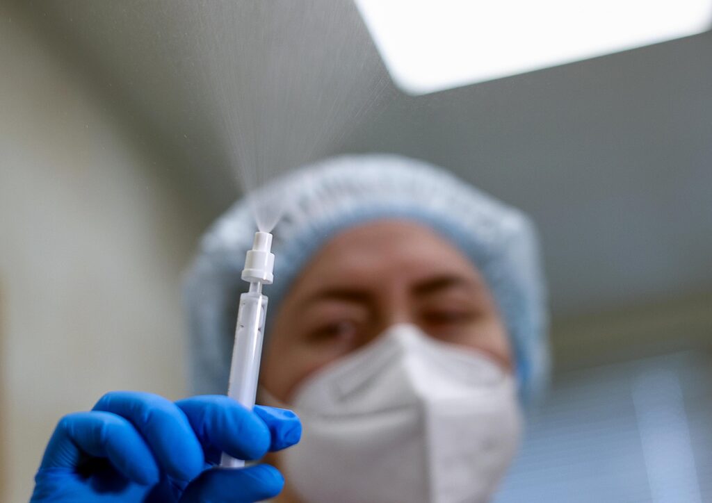 Covid, le vaccin nasal bloque la contagion : un espoir aussi contre la grippe aviaire