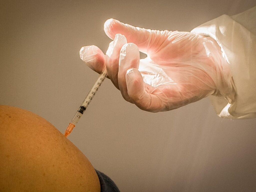 Covid, révèle une maxi-étude : moins de crises cardiaques et d’accidents vasculaires cérébraux après la vaccination