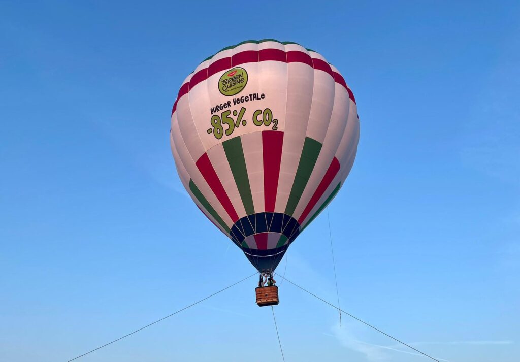 La montgolfière « Cuisine verte » en vol pour sensibiliser aux choix alimentaires conscients