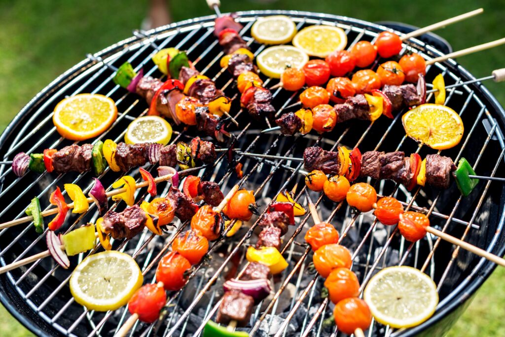 Mi-août, pique-niques et barbecues entre risques de piqûres d'insectes et chaud cauchemar : les conseils