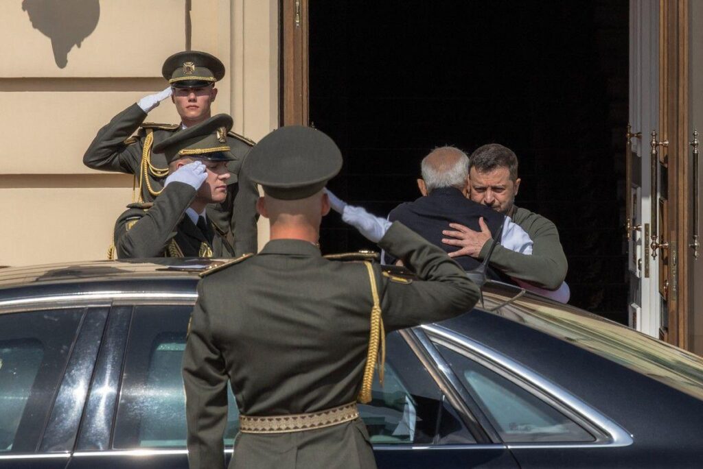 Ukraine, Zelensky célèbre la visite de Modi : "L'histoire est écrite"