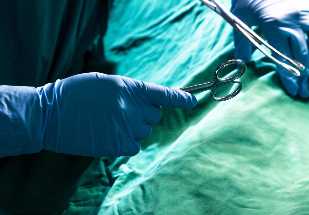 Un chirurgien amène sa fille au bloc opératoire : une jeune de 13 ans opère le crâne d'un patient