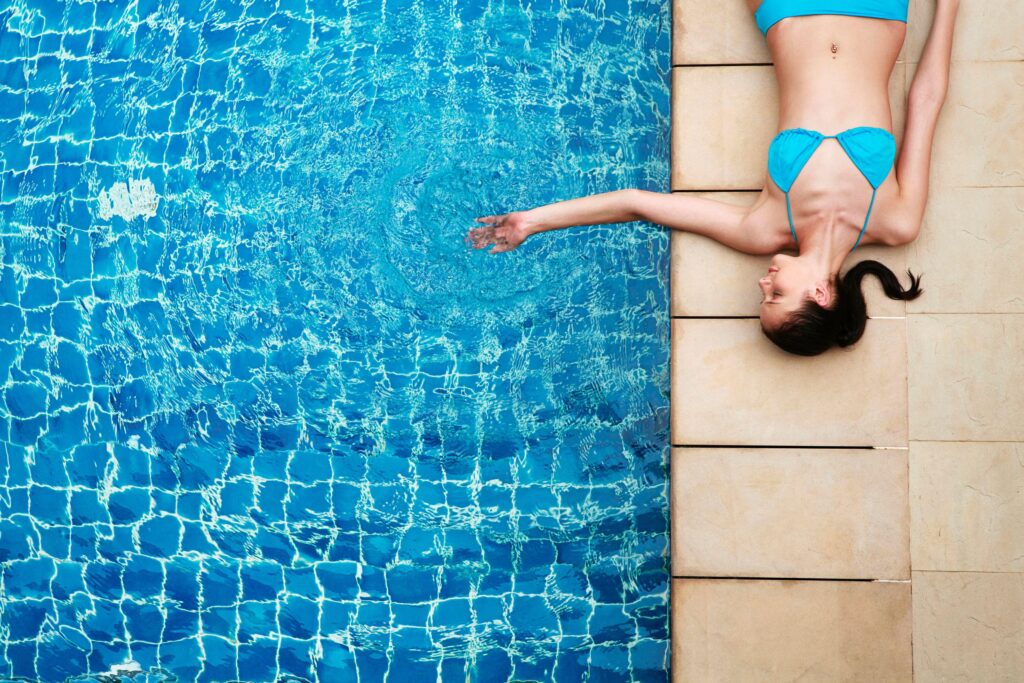 Votre bronzage est-il à risque si vous allez à la piscine ? Ce que dit le dermatologue