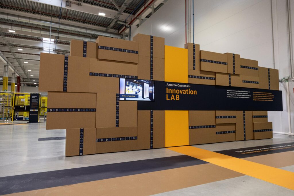 Amazon, début des visites guidées du laboratoire d'innovation Operations à Vercelli