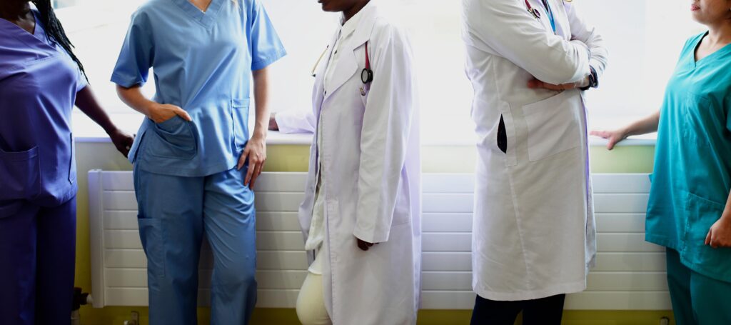 Attaques sanitaires, du « Daspo » à l'armée : toutes les propositions pour arrêter l'escalade