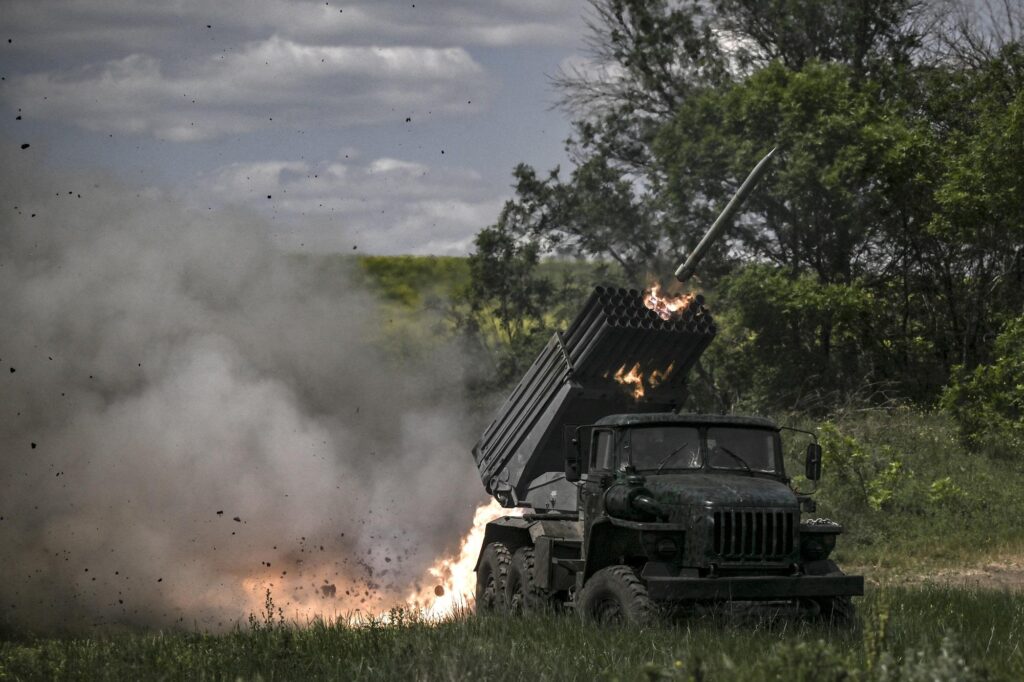L'Ukraine demande l'autorisation de frapper en Russie : "Les bases sont loin"
