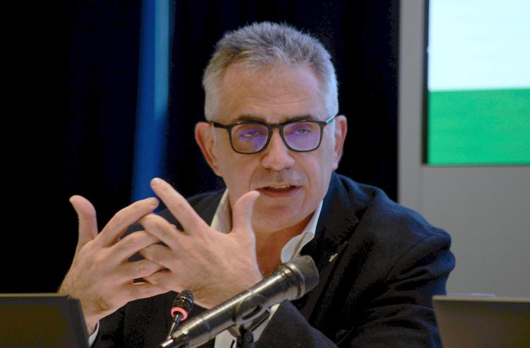 Pregliasco parle de covid à Barletta, on lui jette une pierre sur scène