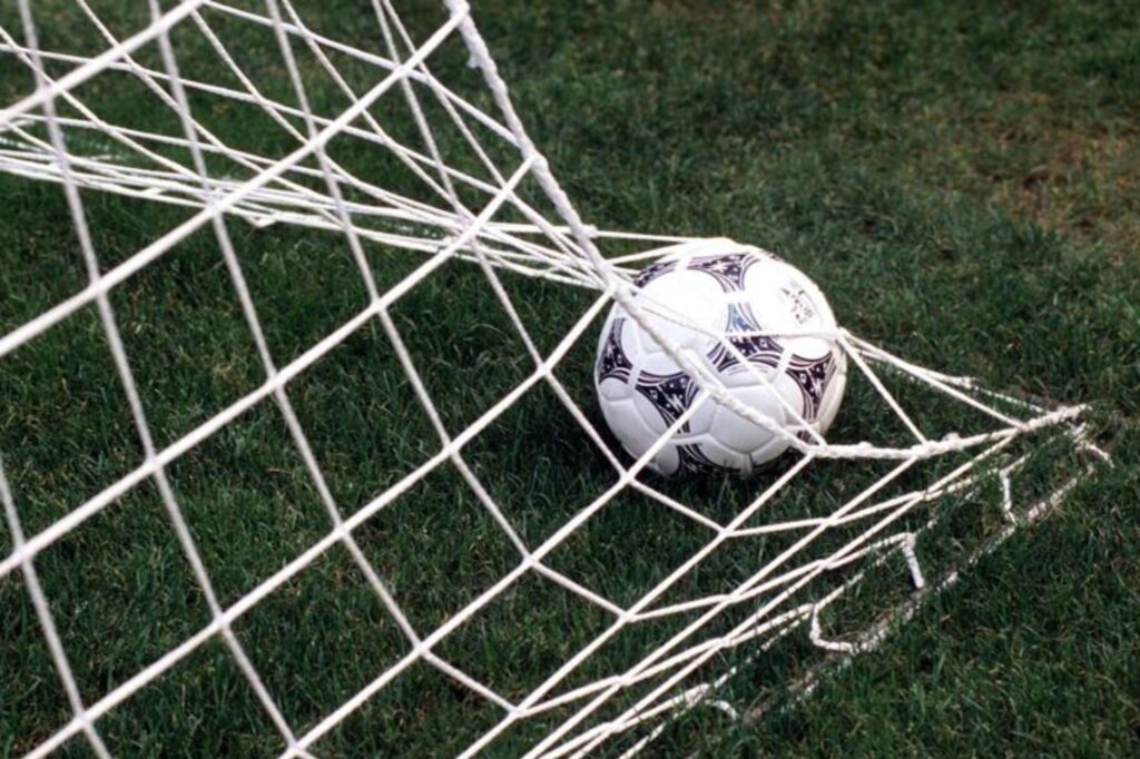 Un garçon de 10 ans meurt sur un terrain de football, la tragédie n'arrête pas la fête à Ozieri